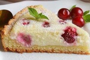 Творожно-песочный пирог с вишней