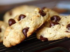 Бисквитное печенье с кусочками шоколада