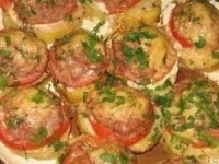 Картофель, запеченный с мясом и помидорами