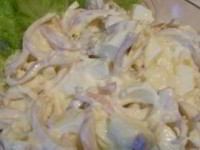 Очень вкусный салат из кальмаров с плавленым сыром