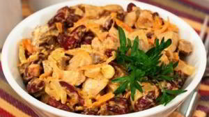 Салат с печенью, фасолью и маринованными грибами