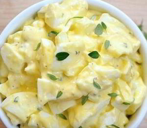 Яичный салат с лимоном и ароматными травами.