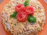 Вкусный салат с копченной колбасой