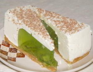 Желейный тортик из киви и сметаны без выпечки