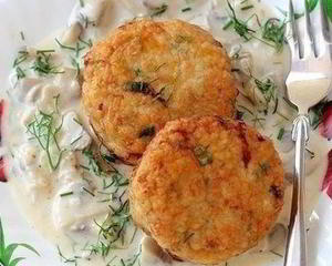 Куриные котлеты с сыром и грибной соус