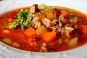 Вкусный суп из говядины, овощей и риса