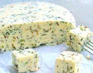 Домашний сыр с зеленью и тмином