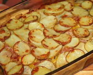 Запечённый молодой картофель с беконом и овощами