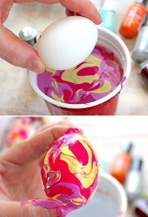 Чтобы сделать необычный дизайн яиц к Пасхе, нам понадобится только фантазия и пару ингредиентов. Как покрасить яйца на Пасху задумываются многие в преддверии этого замечательного праздника. И сегодня мы попробуем сделать необычный мраморный дизайн пасхальных яиц.  Нам понадобится:  Яйца вареные вода цветные лаки Не уверена, что их можно будет есть, но для красоты несколько таких яиц можно сделать вполне, правда ведь?)