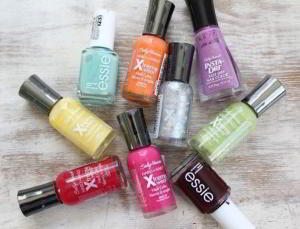 Чтобы сделать необычный дизайн яиц к Пасхе, нам понадобится только фантазия и пару ингредиентов. Как покрасить яйца на Пасху задумываются многие в преддверии этого замечательного праздника. И сегодня мы попробуем сделать необычный мраморный дизайн пасхальных яиц.  Нам понадобится:  Яйца вареные вода цветные лаки Не уверена, что их можно будет есть, но для красоты несколько таких яиц можно сделать вполне, правда ведь?)