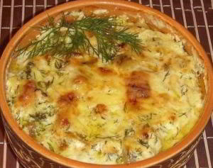 Картошка с курицей и грибами под соусом в глиняных горшочках