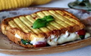 Необычный бутерброд Капрезе с соусом