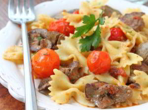 Паста с куриной печенью и помидорками черри