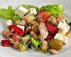 Салат с тунцом, оливками и фетой