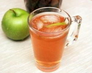 Холодный чай с мятой и яблоком