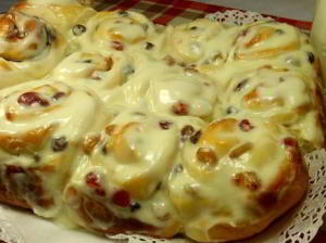 Булочки с изюмом со сливочной заливкой