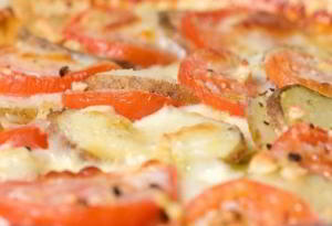 Картофель, запеченный с помидорами и моцареллой