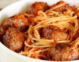 Спагетти с мясными шариками в томатном соусе