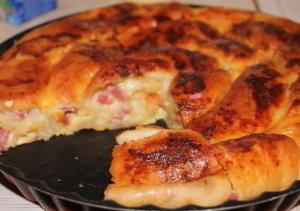Улитка с колбасой и сыром