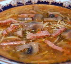 Вермишелевый суп с ветчиной и шампиньонами
