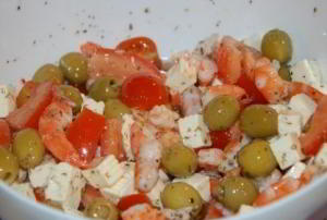 Вкуснейший полезный салат с креветками, черри и оливками за 5 минут