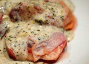 рецепт Курица маринованная в кефире, запечёная с картофелем с травами и чесноком