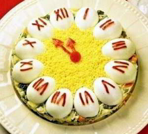 Роскошно оформленный салат "Новогодние часы"