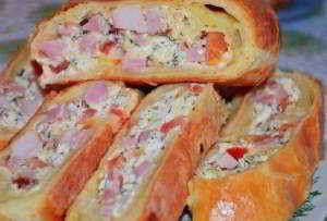 рецепт Рулет из слоеного теста с начинкой
