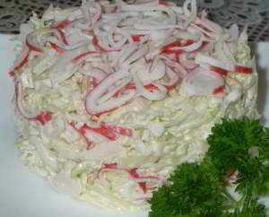 Салат из капусты и крабовых палочек
