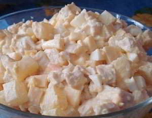 Салат с ананасами и курицей