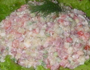 рецепти Салат с копченой колбаской