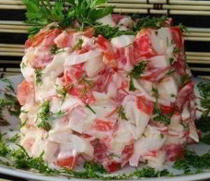 рецепт  Салатик из крабовых палочек с помидорами