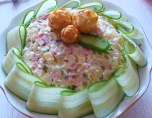 рецепт Салат оливье с мясом и свежими огурцами