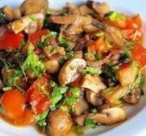 Теплый грибной салат с помидорами