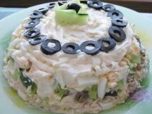 Очень вкусный салат с курицей и грибами