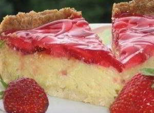 Пирог с творогом и клубникой