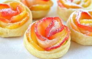 Слойки с яблоками «Розочки»