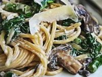 Спагетти с грибами, спаржей и шпинатом