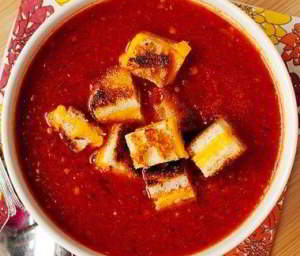 Томатный суп с сырными гренками