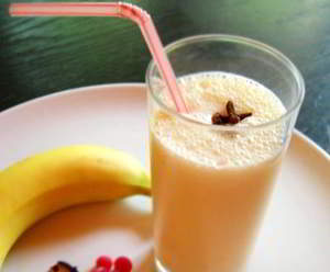 Банановый коктейль с корицей и печеньем