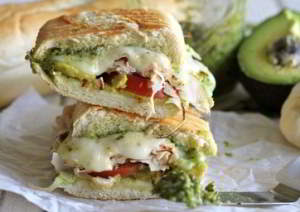 Бутерброд с тунцом, сельдереем, укропом и красным луком