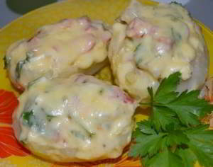 Картофель, фаршированный копченой курицей и овощами под сыром
