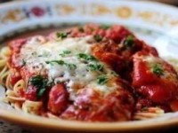 Куриные отбивные в томатном соусе со спагетти