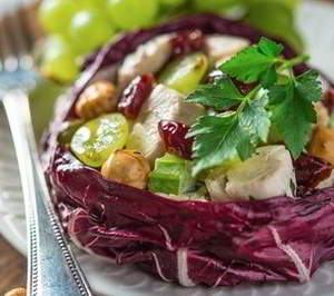 Куриный салат с виноградом, вишней и орехами