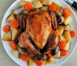 Курица запеченная с картофелем и морковью в белом вине