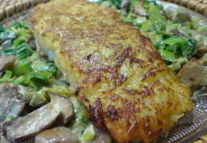 Лосось, зажаренный в картофеле, с пореем и лесными грибами в сливочном соусе