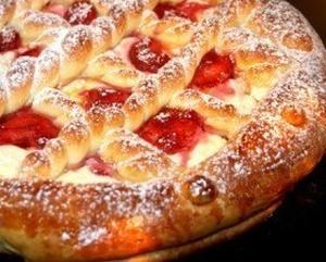 Пирог из дрожжевого теста с творогом и фруктами