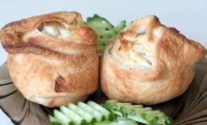 Пирожки слоёные с курицей и сыром