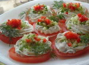 Помидоры с творогом и чесноком