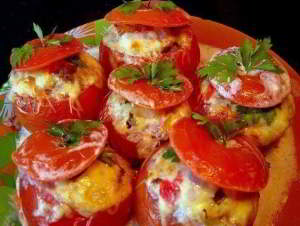 Помидоры, фаршированные мясным салатом